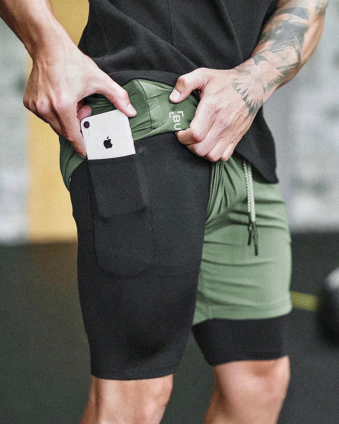 Practical compression shorts with a side pocket for your phone or essentials, offering excellent support, comfort, and flexibility for workouts, running, and daily wear.