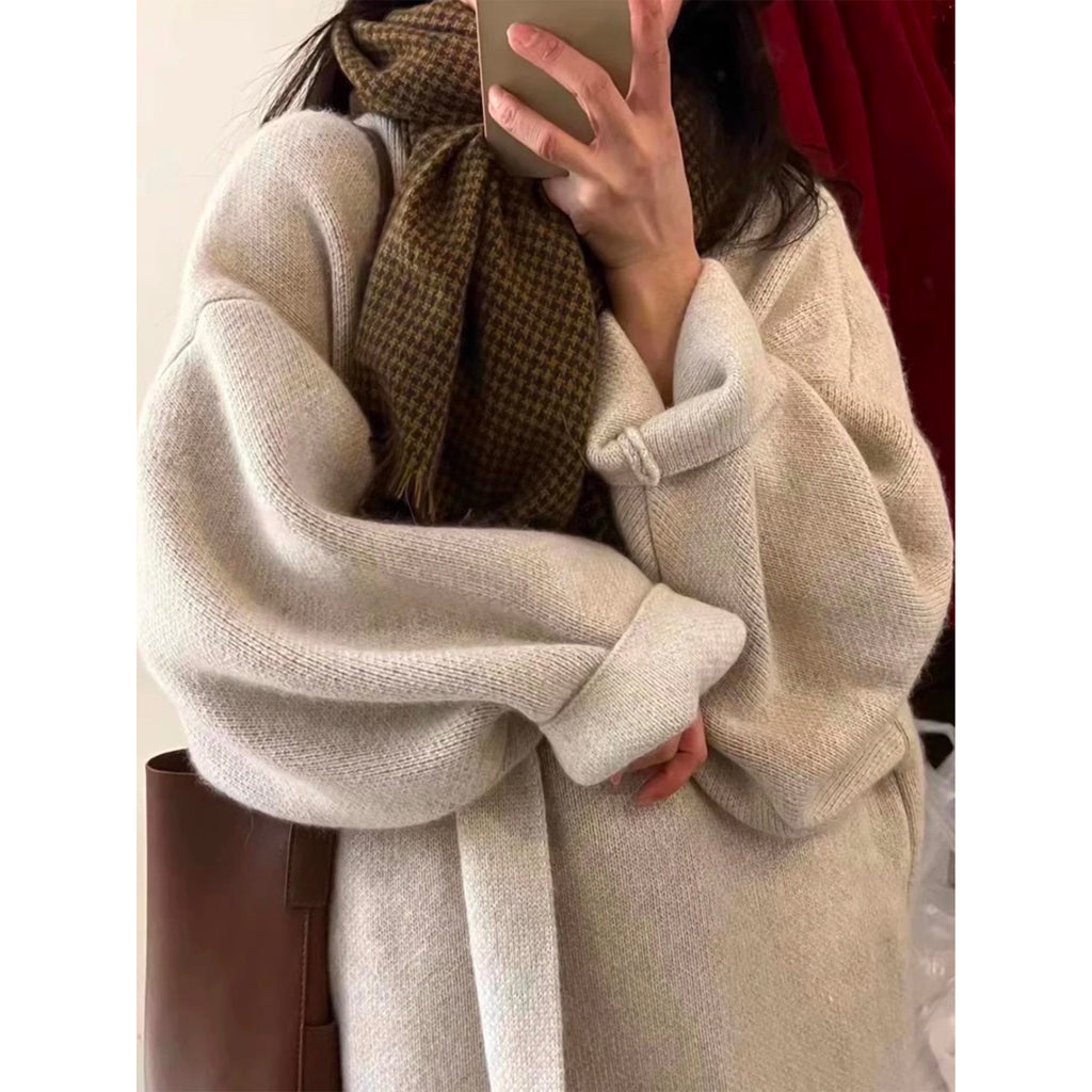 A long khaki knitted cardigan that’s soft, warm, and comfortably loose for all body types. Perfect for work and everyday fall outfits, adding a touch of effortless elegance to any look.